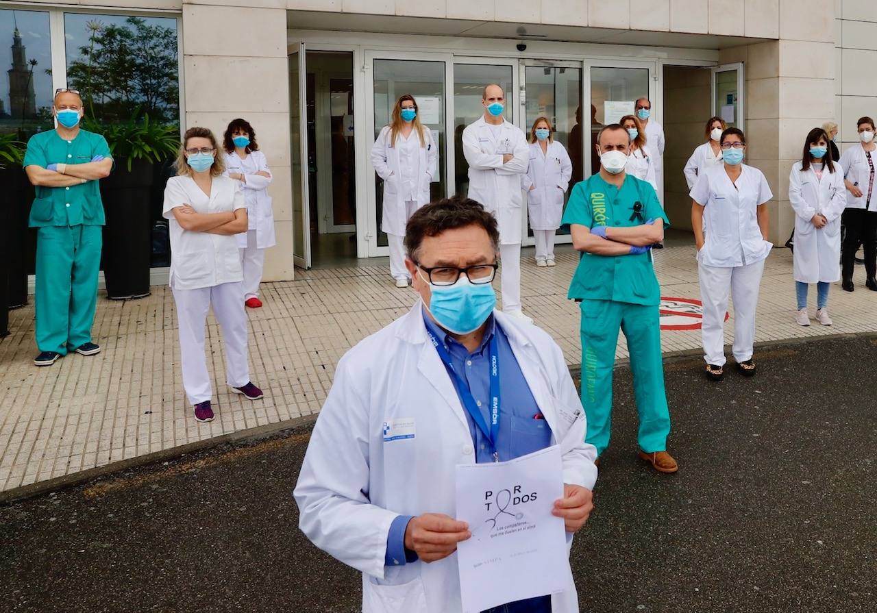 Los profesionales sanitarios del Principado de Asturias han guardado dos minutos de silencio este jueves en memoria de sus compañeros fallecidos a causa de la COVID-19. Ya son más de 49.100 los sanitarios con coronavirus en España y casi cincuenta médicos han muerto a causa de la enfermedad. En la imagen, los sanitarios del hospital de Cabueñes.