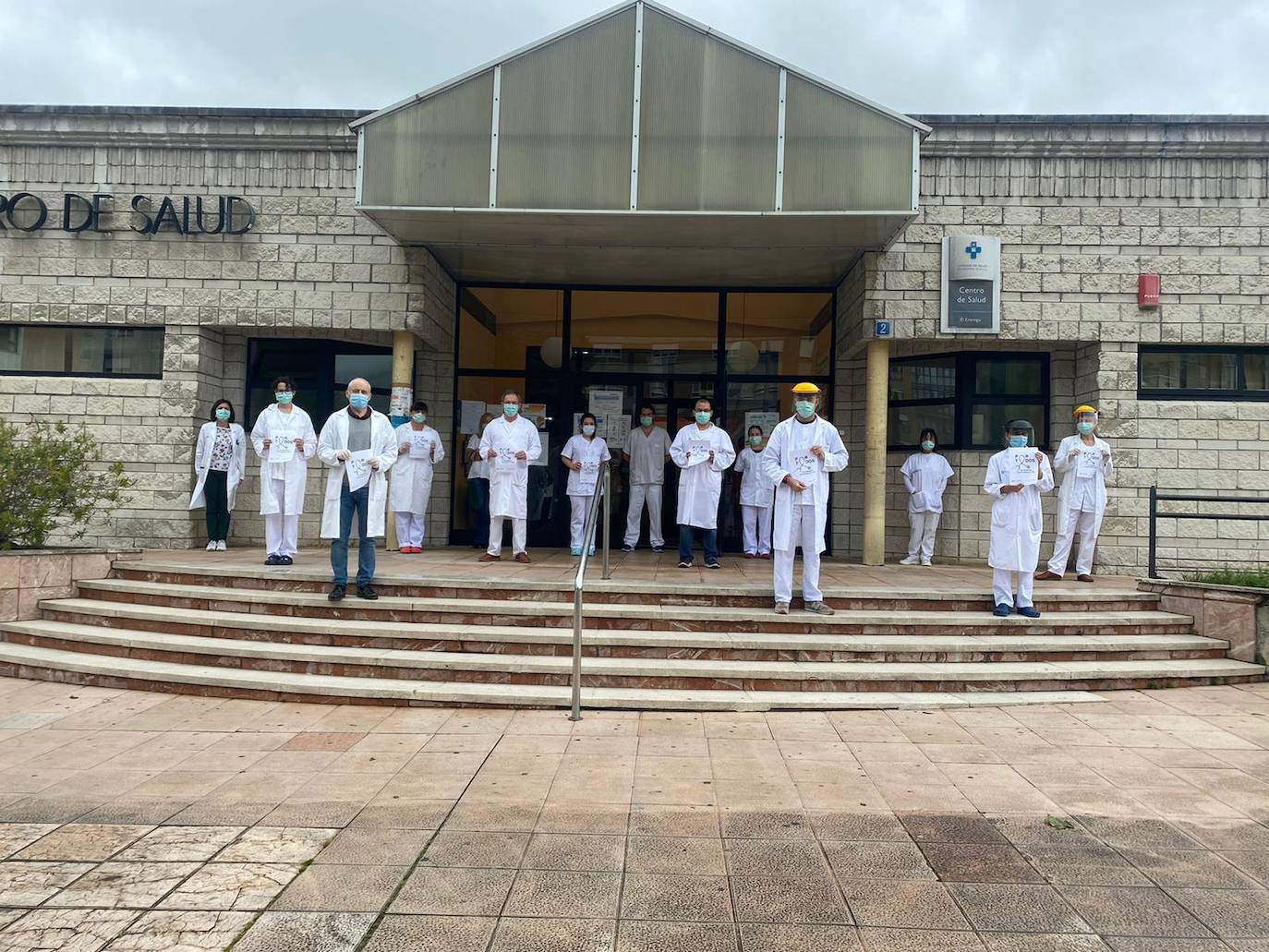 Los profesionales sanitarios del Principado de Asturias han guardado dos minutos de silencio este jueves en memoria de sus compañeros fallecidos a causa de la COVID-19. Ya son más de 49.100 los sanitarios con coronavirus en España y casi cincuenta médicos han muerto a causa de la enfermedad. En la imagen, el centro de salud de El Entrego. 