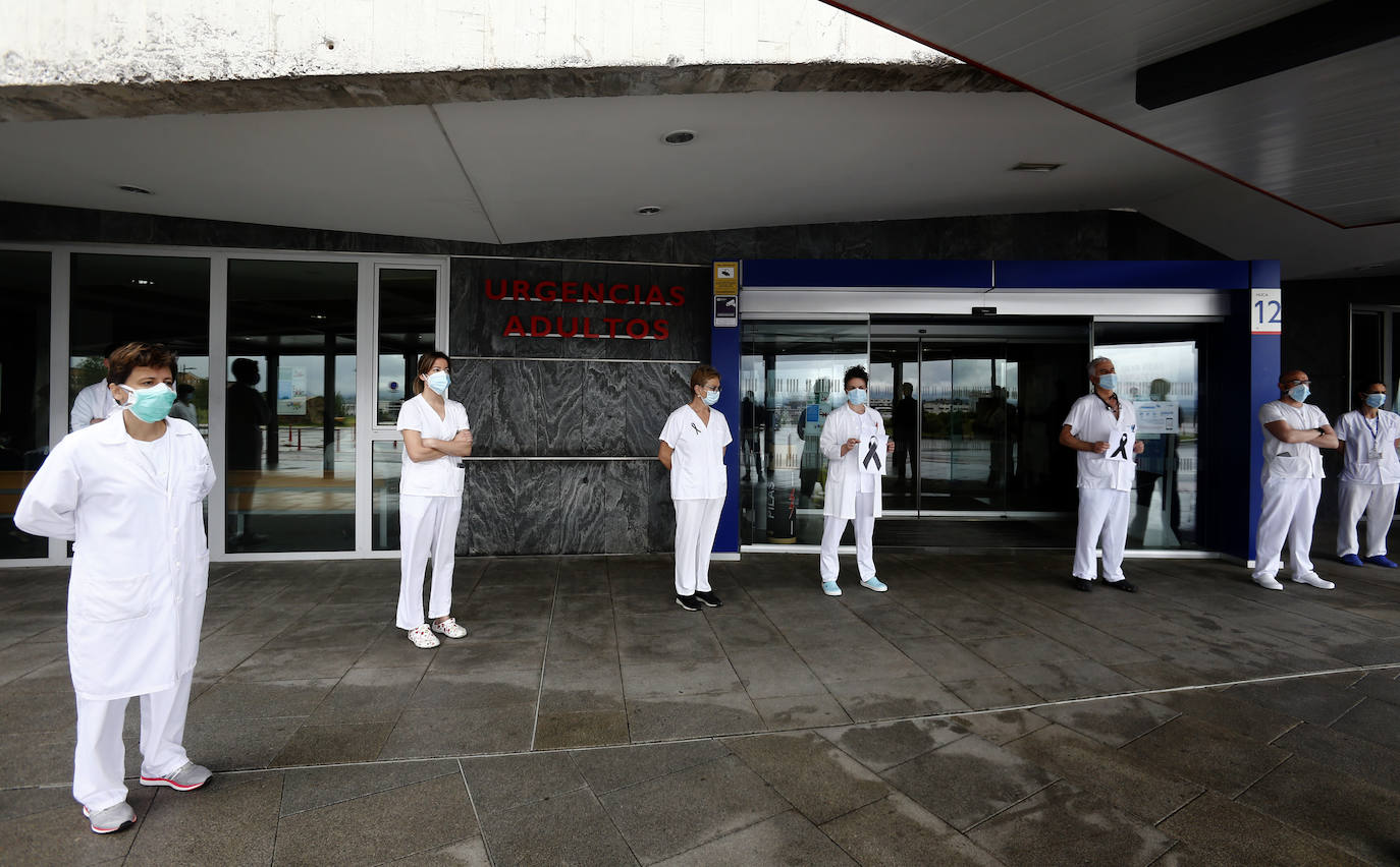Los profesionales sanitarios del Principado de Asturias han guardado dos minutos de silencio este jueves en memoria de sus compañeros fallecidos a causa de la COVID-19. Ya son más de 49.100 los sanitarios con coronavirus en España y casi cincuenta médicos han muerto a causa de la enfermedad. En la imagen, los trabajadores del HUCA. 