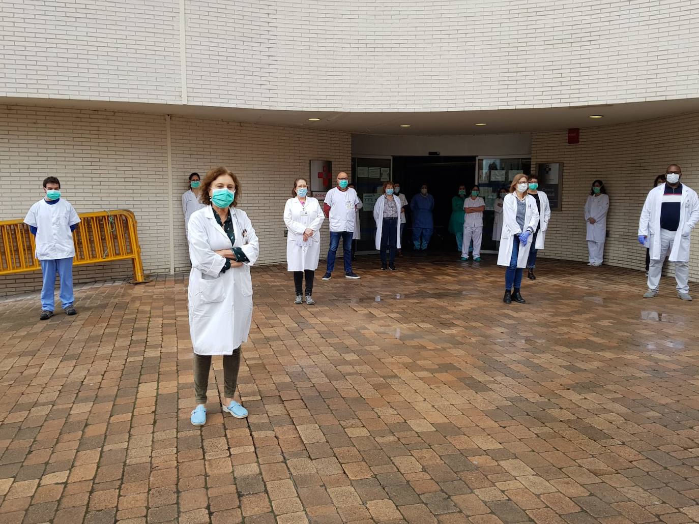 Los profesionales sanitarios del Principado de Asturias han guardado dos minutos de silencio este jueves en memoria de sus compañeros fallecidos a causa de la COVID-19. Ya son más de 49.100 los sanitarios con coronavirus en España y casi cincuenta médicos han muerto a causa de la enfermedad. En la imagen, el personal del centro de salud de La Corredoria, en Oviedo.