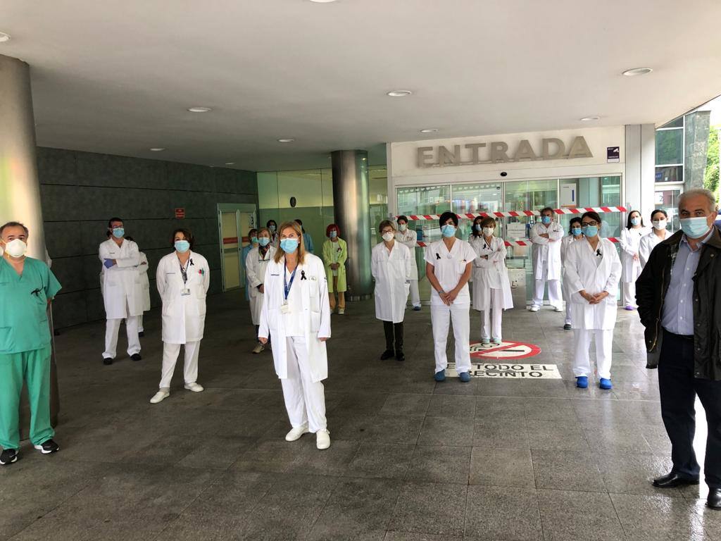 Los profesionales sanitarios del Principado de Asturias han guardado dos minutos de silencio este jueves en memoria de sus compañeros fallecidos a causa de la COVID-19. Ya son más de 49.100 los sanitarios con coronavirus en España y casi cincuenta médicos han muerto a causa de la enfermedad. En la imagen, el personal del Hospital Alvarez Buylla, en Santullano Mieres.