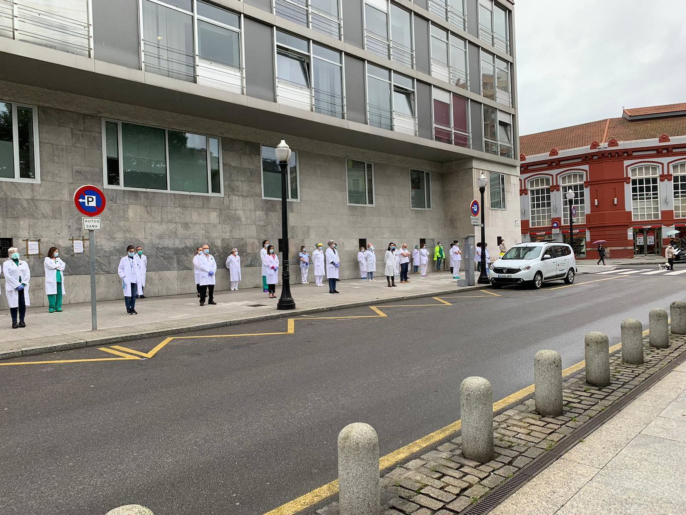 Los profesionales sanitarios del Principado de Asturias han guardado dos minutos de silencio este jueves en memoria de sus compañeros fallecidos a causa de la COVID-19. Ya son más de 49.100 los sanitarios con coronavirus en España y casi cincuenta médicos han muerto a causa de la enfermedad. En la imagen, trabajadores del centro de salud Puerta de la Villa. 