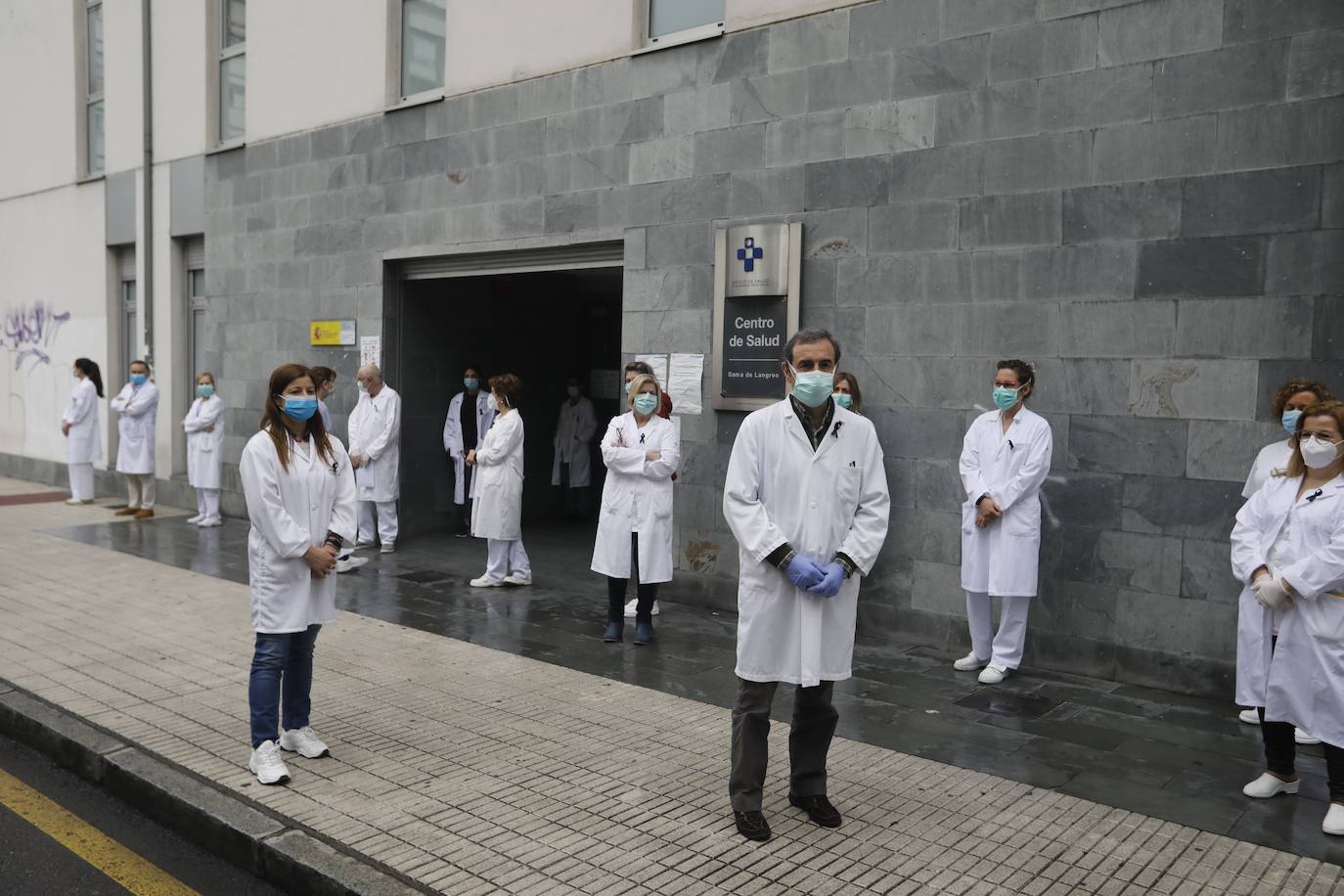 Los profesionales sanitarios del Principado de Asturias han guardado dos minutos de silencio este jueves en memoria de sus compañeros fallecidos a causa de la COVID-19. Ya son más de 49.100 los sanitarios con coronavirus en España y casi cincuenta médicos han muerto a causa de la enfermedad. En la imagen, los sanitarios del centro de salud de Sama de Langreo.