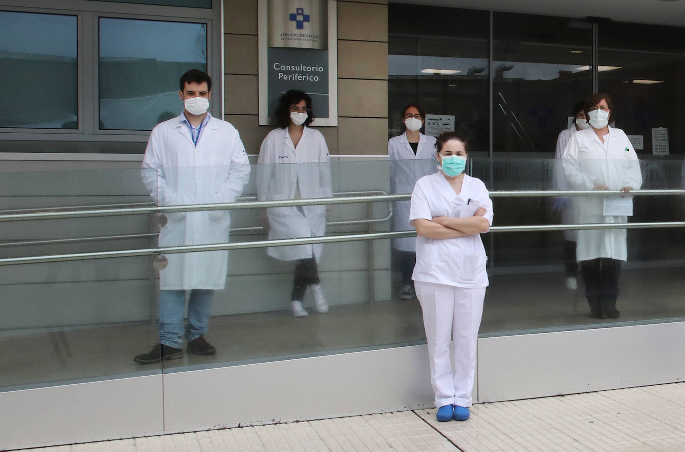 Los profesionales sanitarios del Principado de Asturias han guardado dos minutos de silencio este jueves en memoria de sus compañeros fallecidos a causa de la COVID-19. Ya son más de 49.100 los sanitarios con coronavirus en España y casi cincuenta médicos han muerto a causa de la enfermedad. En la foto, trabajadores del centro de salud de Colloto.