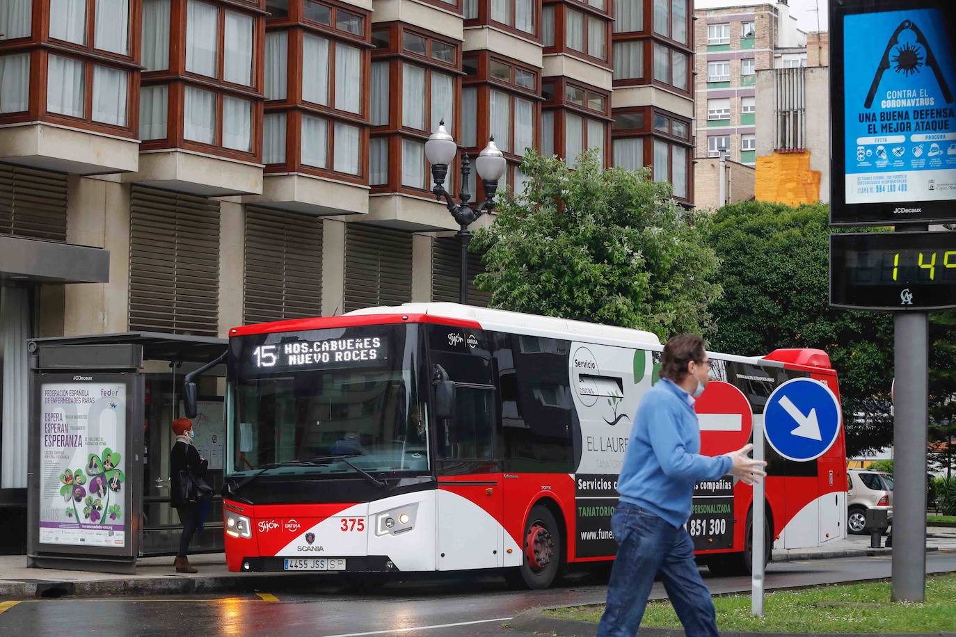 El mal tiempo no ha impedido que los asturianos acudan a los mercados que hoy volvían a la actividad, como el de El Fontán, en Oviedo. La lluvia tampoco ha dejado a deportistas y paseantes en casa.