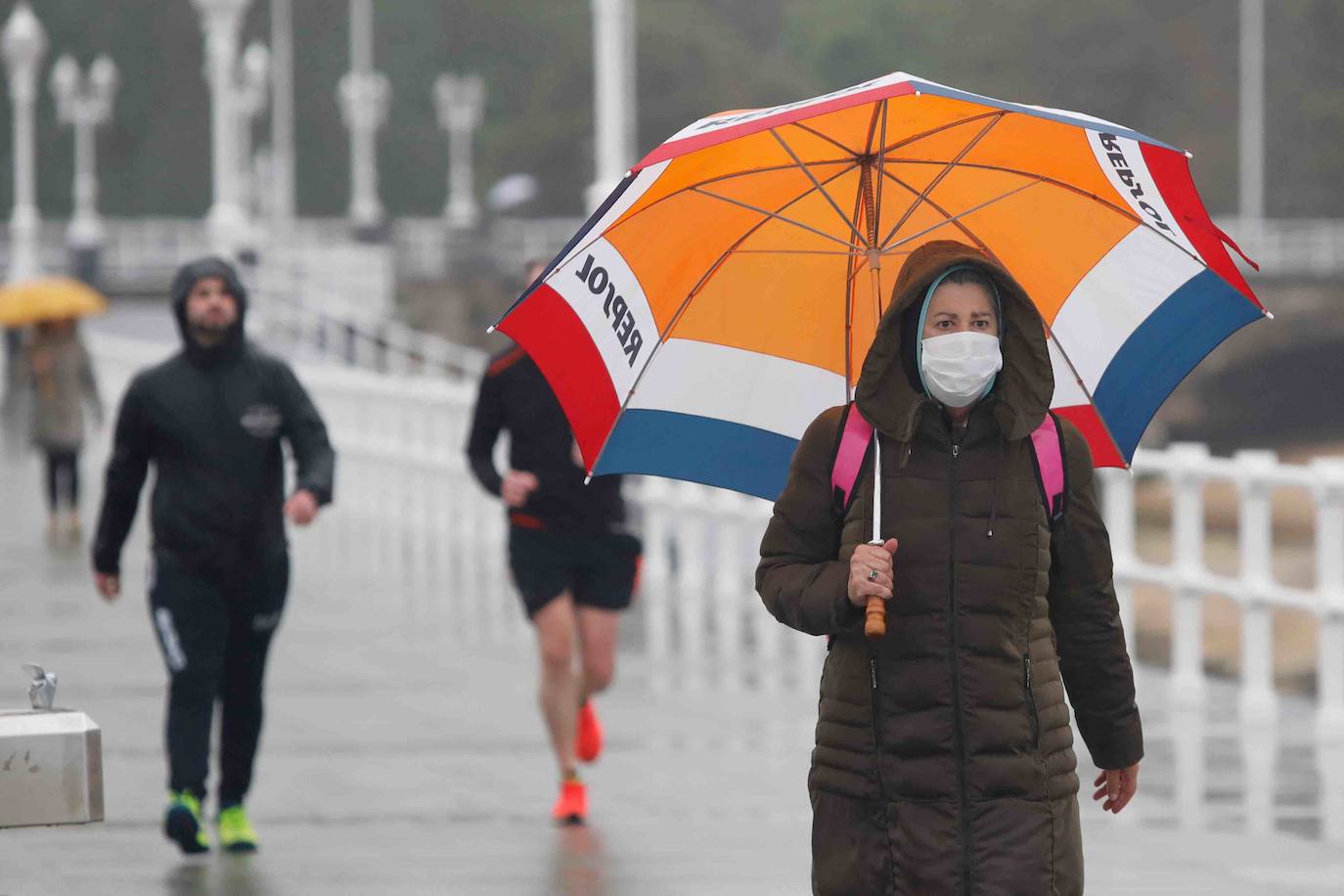 El mal tiempo no ha impedido que los asturianos acudan a los mercados que hoy volvían a la actividad, como el de El Fontán, en Oviedo. La lluvia tampoco ha dejado a deportistas y paseantes en casa.