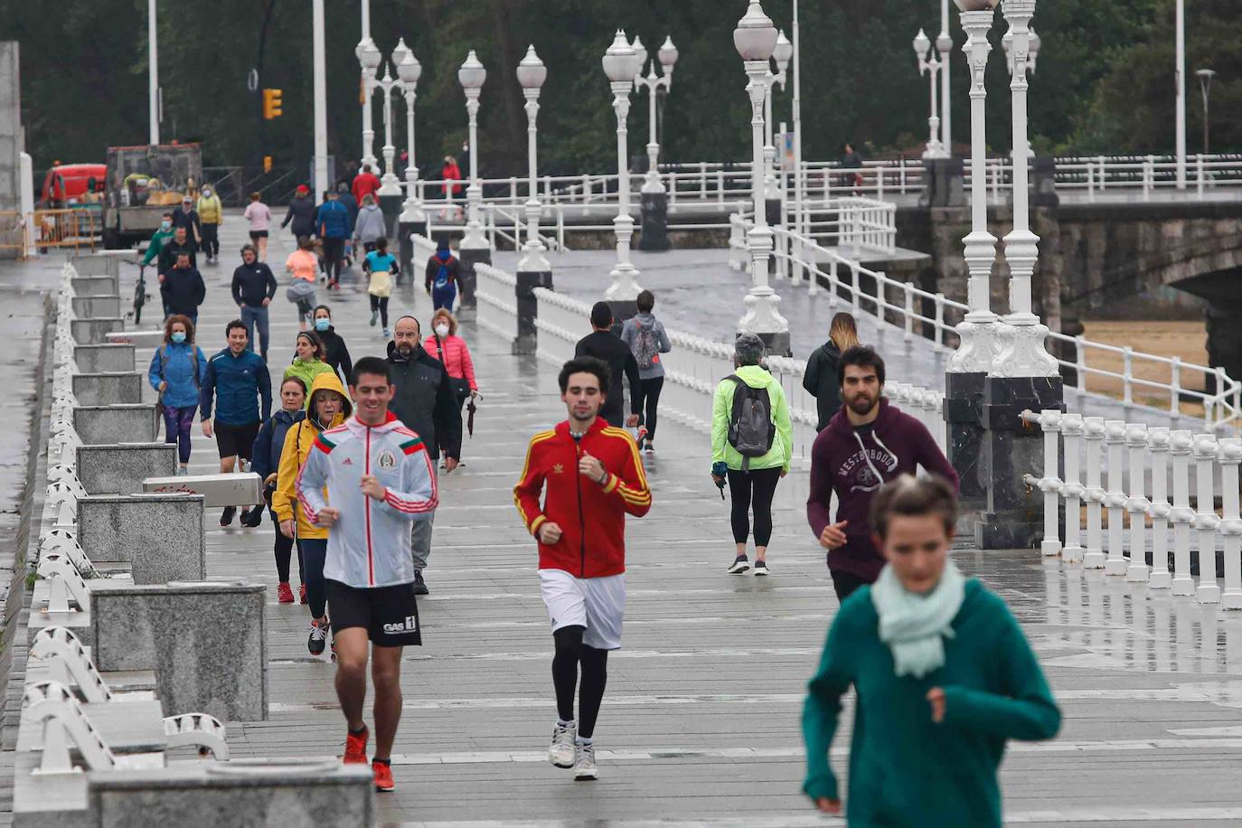 El mal tiempo no ha impedido que los asturianos acudan a los mercados que hoy volvían a la actividad, como el de El Fontán, en Oviedo. La lluvia tampoco ha dejado a deportistas y paseantes en casa.