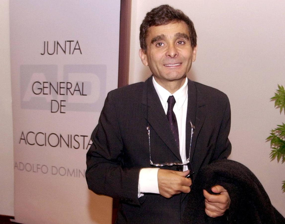 Adolfo Domínguez asistía en 2002 a la junta de accionistas de su empresa textil.