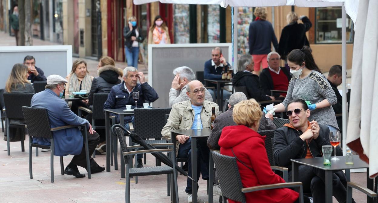 La terraza del Café Riego, llena de clientes durante la mñana de ayer en la tercera jornada de la fase 1 de la desescalada y reapertura de locales de hostelería. 