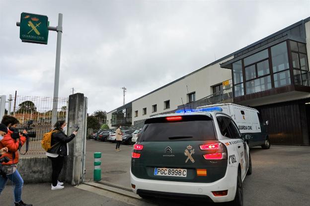 Los vehículos de la Guardia Civil que traían a Maamar Kelii, a su llegada a Llanes. 