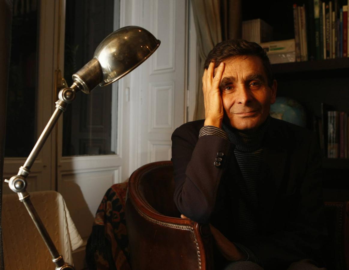 Comparte su pasión por la moda con la literatura y la escritura desde su niñez.