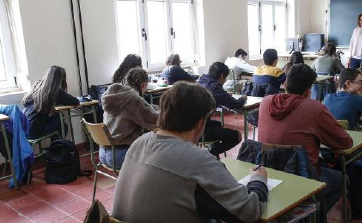 Asturias defiende la vuelta voluntaria a las clases de 7.500 alumnos de Bachillerato y FP este mes
