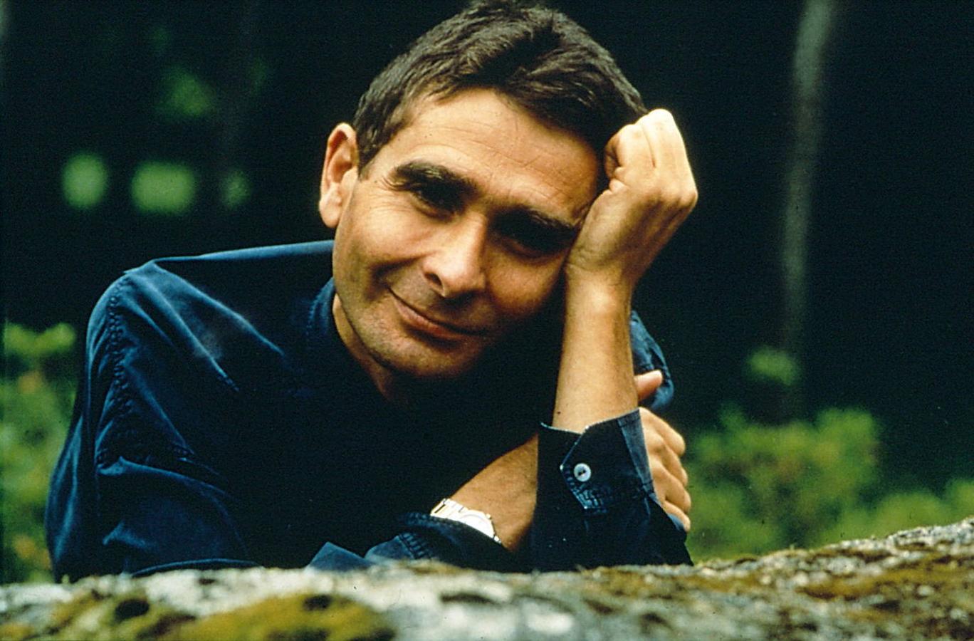 Adolfo Domínguez también ha sabido resurgir con todos los contratiempos que se le han presentado a lo largo de su carrera, como el devastador incendio en 1991 en Orense, la complicada salida a Bolsa en 1997, el intento de OPA en 2001 y la crisis económica de 2008 o la actual crisis del Covid-19.