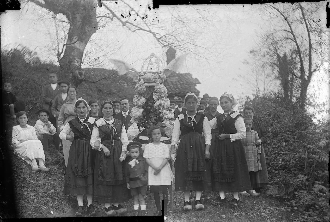 Con motivo del Día de los Museos el Museo del Pueblo de Asturias pone a disposición del público 40.000 imágenes de su colección que ya se pueden consultar online y que permite viajar en el tiempo entre los años 1.880 y 2.000. 