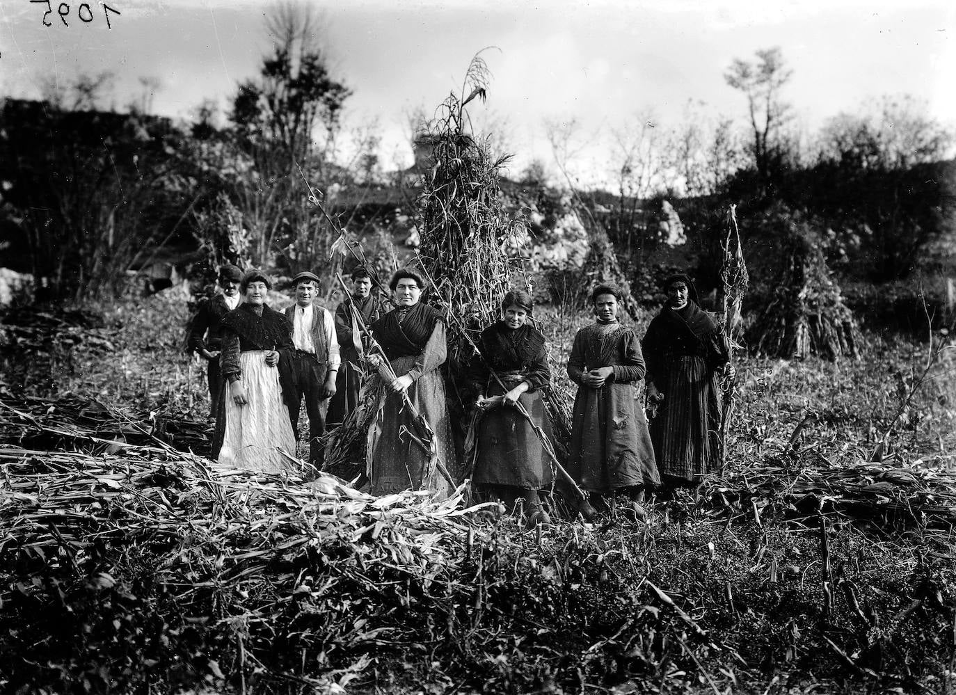 Con motivo del Día de los Museos el Museo del Pueblo de Asturias pone a disposición del público 40.000 imágenes de su colección que ya se pueden consultar online y que permite viajar en el tiempo entre los años 1.880 y 2.000. 