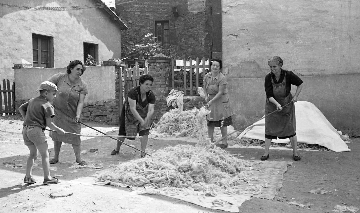 Con motivo del Día de los Museos el Museo del Pueblo de Asturias pone a disposición del público 40.000 imágenes de su colección que ya se pueden consultar online y que permite viajar en el tiempo entre los años 1.880 y 2.000. 