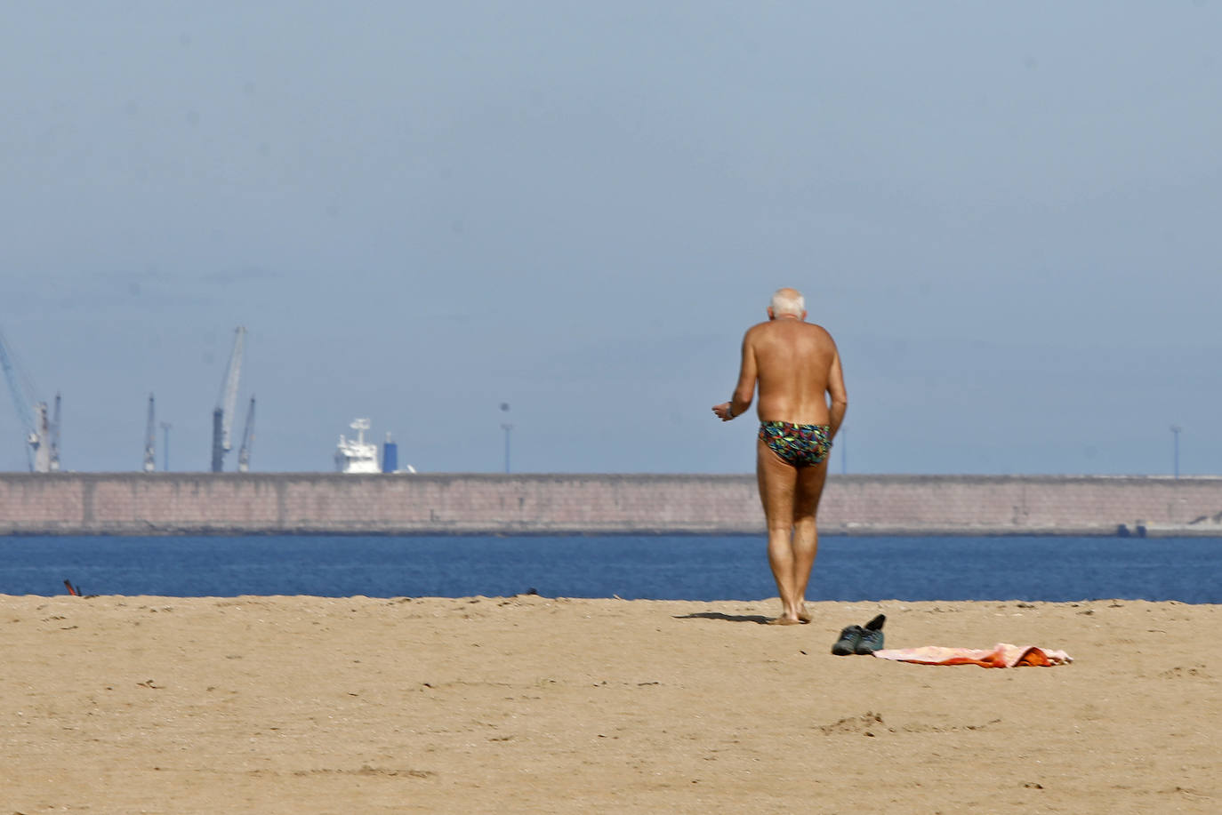 15 de marzo. Gijón | Un hombre en la playa de Poniente desafiando el estado de alarma. 