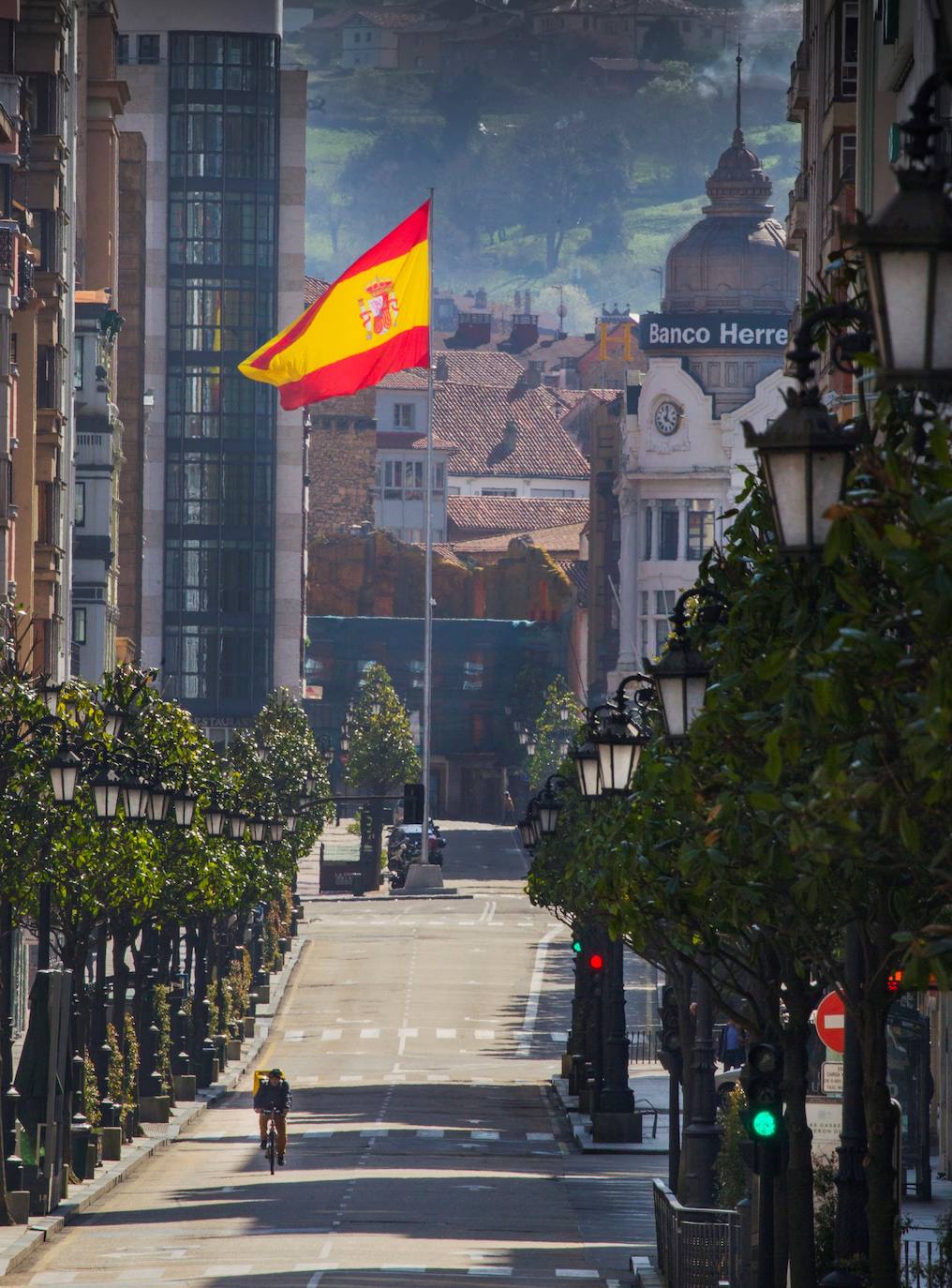 15 de marzo. Oviedo | La calle Uría desierta. 