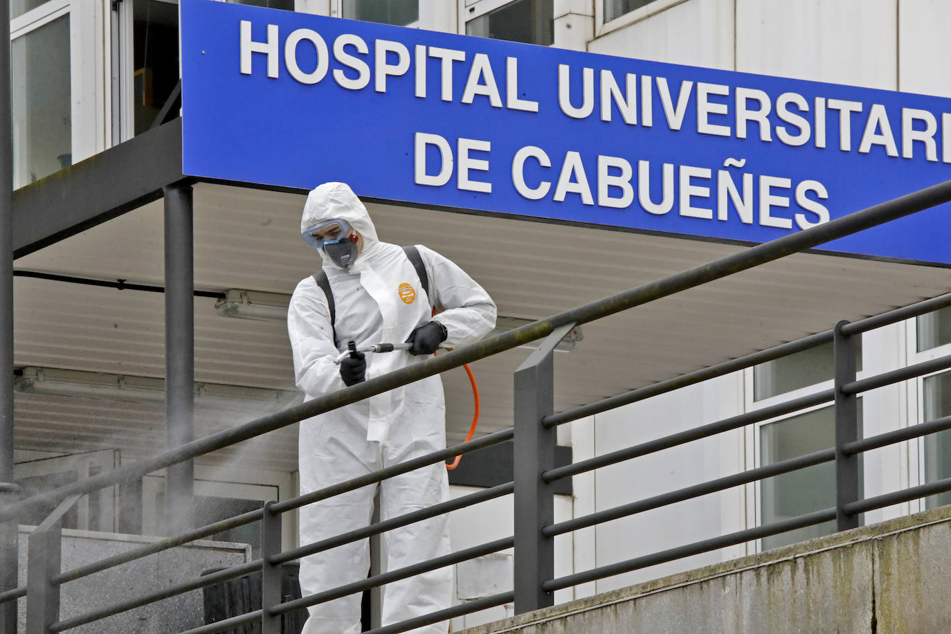 18 de marzo. Gijón | Militares del Ejército de Tierra desinfectan el entorno del hospital de Cabueñes. 