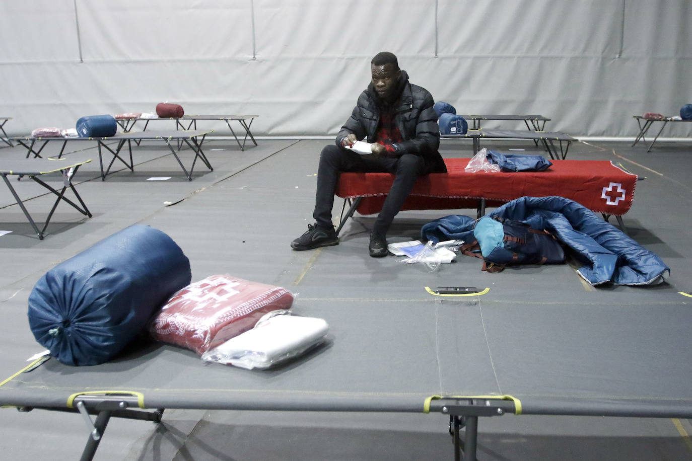 19 de marzo. Gijón | El polideportivo de La Tejerona, habilitado por Cruz Roja para albergar a transeuntes, indigentes y personas sin hogar. 