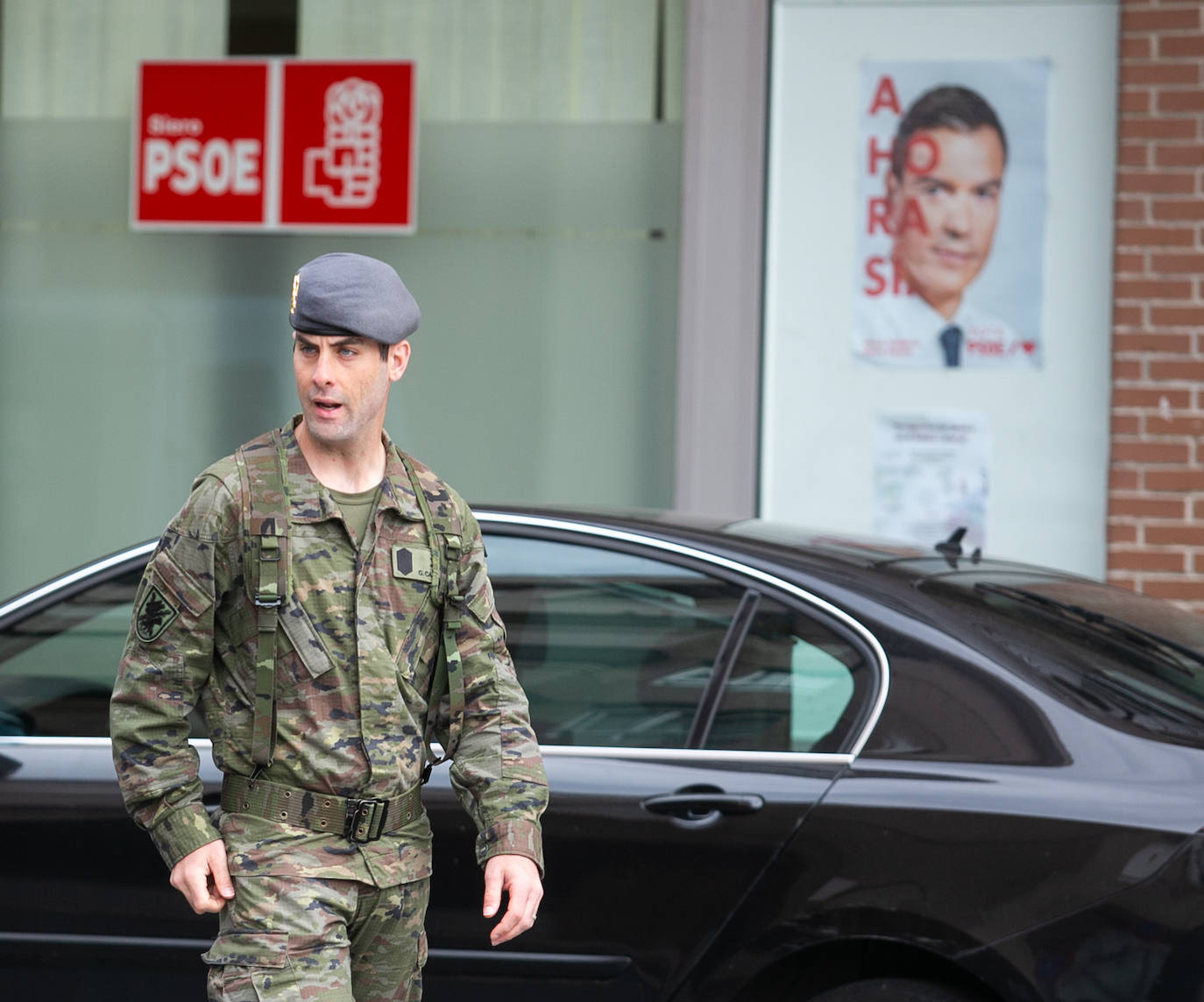 20 de marzo. Pola de Siero | Militares de la BRILAT, de patrulla por Pola de Siero. 