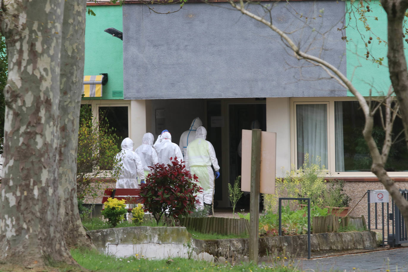 20 de marzo. Grado | Equipos de desinfección entran en la Residencia de Grado, convertida en el mayor foco de contagio del coronavirus en Asturias.