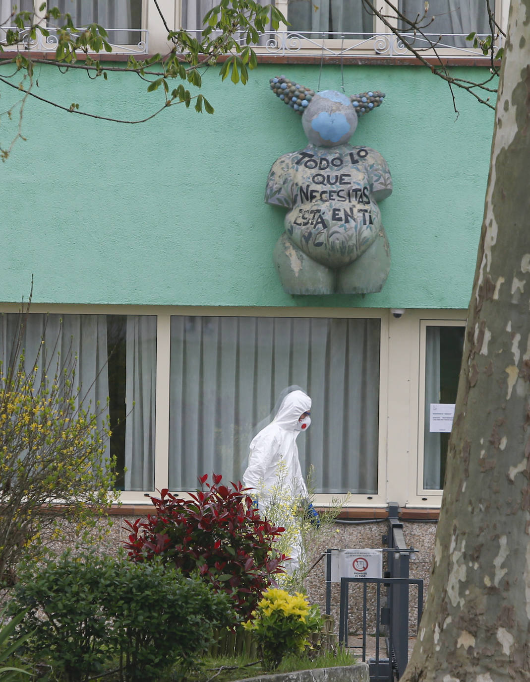 21 de marzo. Grado | Equipos de desinfección, en la Residencia de Grado, el foco de contagio del coronavirus en Asturias