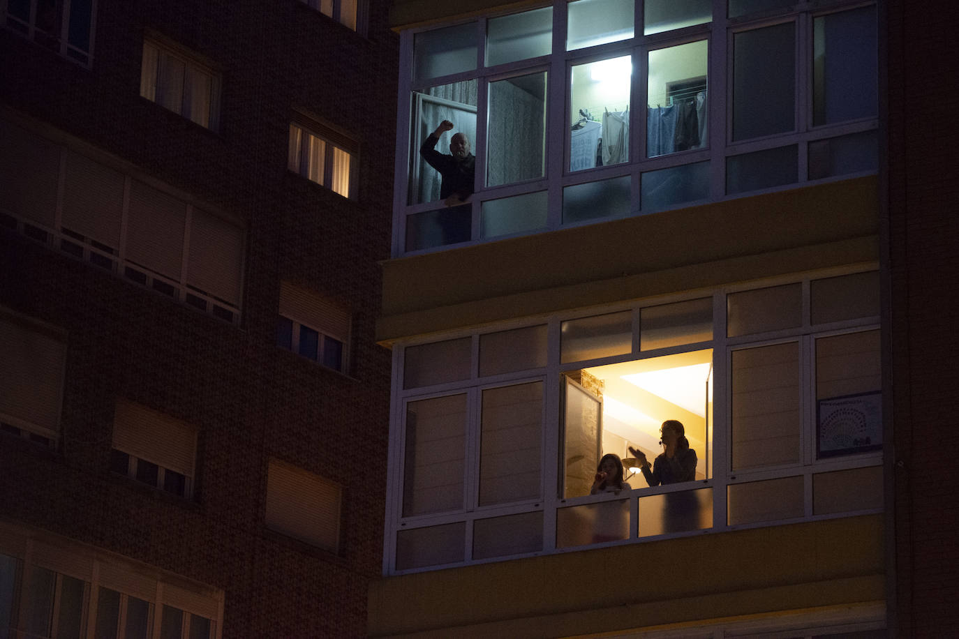 22 de marzo. Avilés | Aplausos en las ventanas y los balcones. 