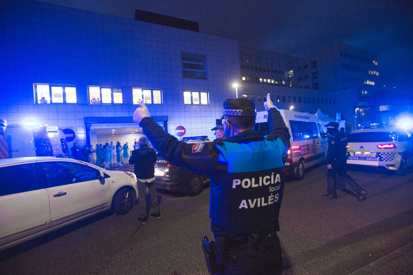 23 de marzo. Avilés | Aplausos entre los sanitarios y la Policía. 