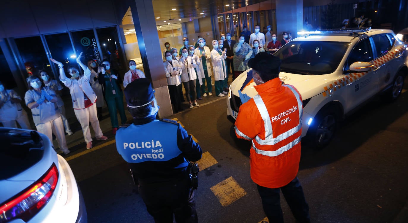 25 de marzo. Oviedo | Sanitarios del centro médico y policías se aplauden mutuamente. 