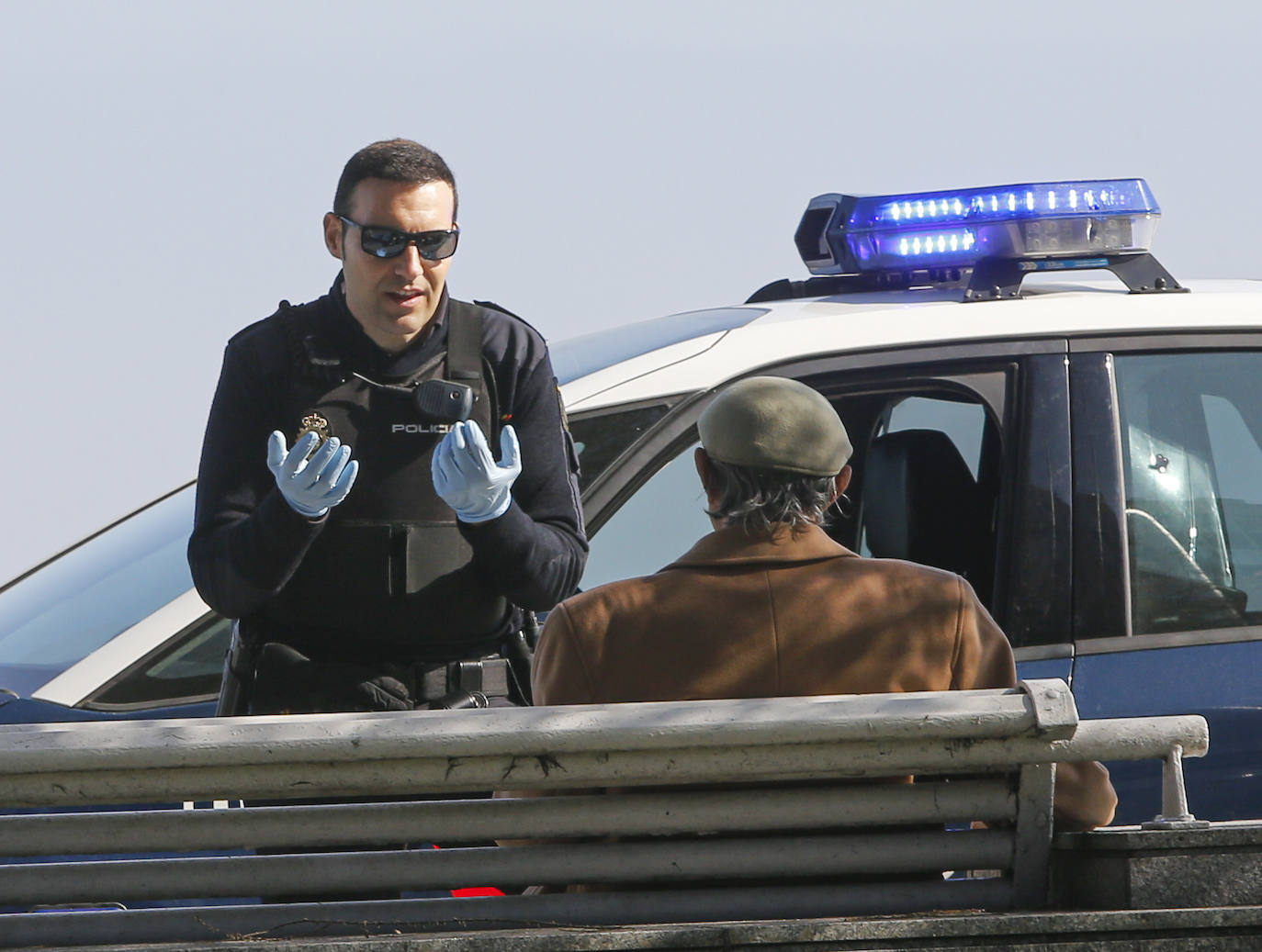 25 de marzo. Gijón | Un agente de Policía pide explicaciones a una persona que no respeta el estado de alarma. 