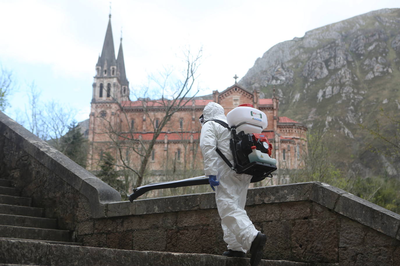 26 de marzo. Covadonga | Trabajos de desinfección en el Real Sitio de Covadonga. 