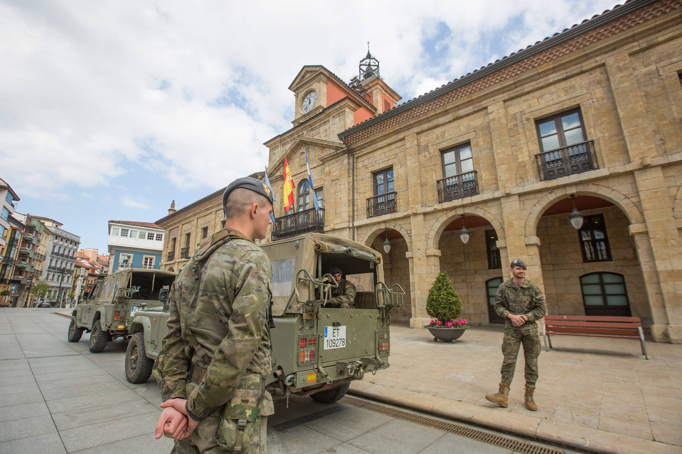 26 de marzo. Avilés | Militares del Ejército de Tierra patrullan por Avilés. 