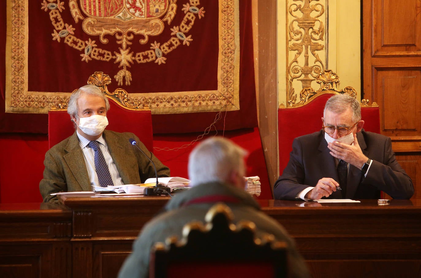 26 de marzo. Oviedo | Jesús Chamorro, en el centro con mascarilla, presidiendo la Sala Civil y Penal del Tribunal Superior de Justicia de Asturias. 