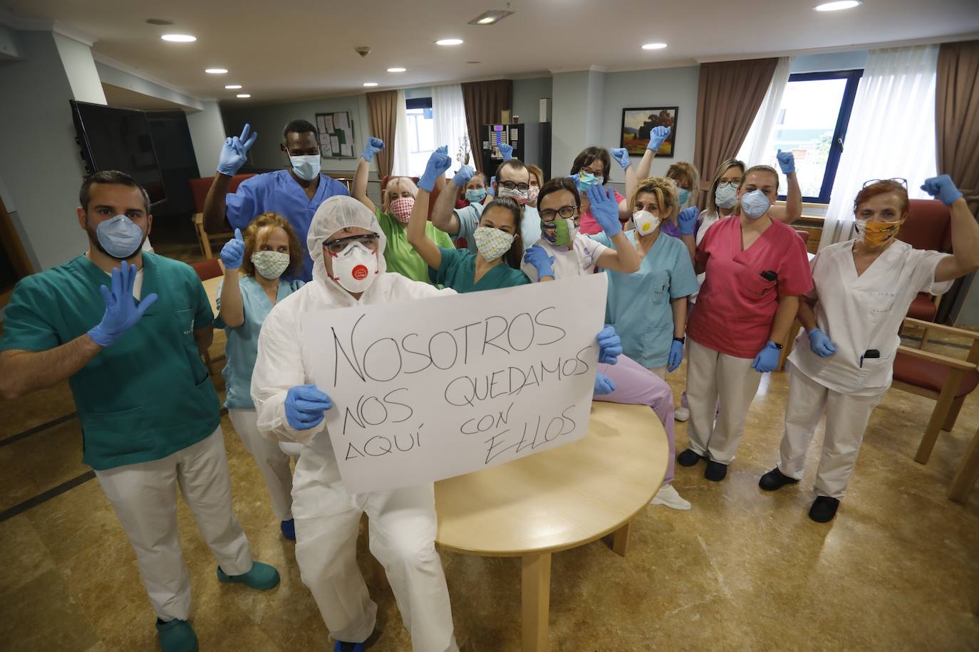 26 de marzo. Langreo | A pesar de la «falta de médicos» y de las once muertes —hasta ese momento— en la red geriátrica de Asturias, los trabajadores de una residencia en Langreo deciden confinarse con los ancianos. 