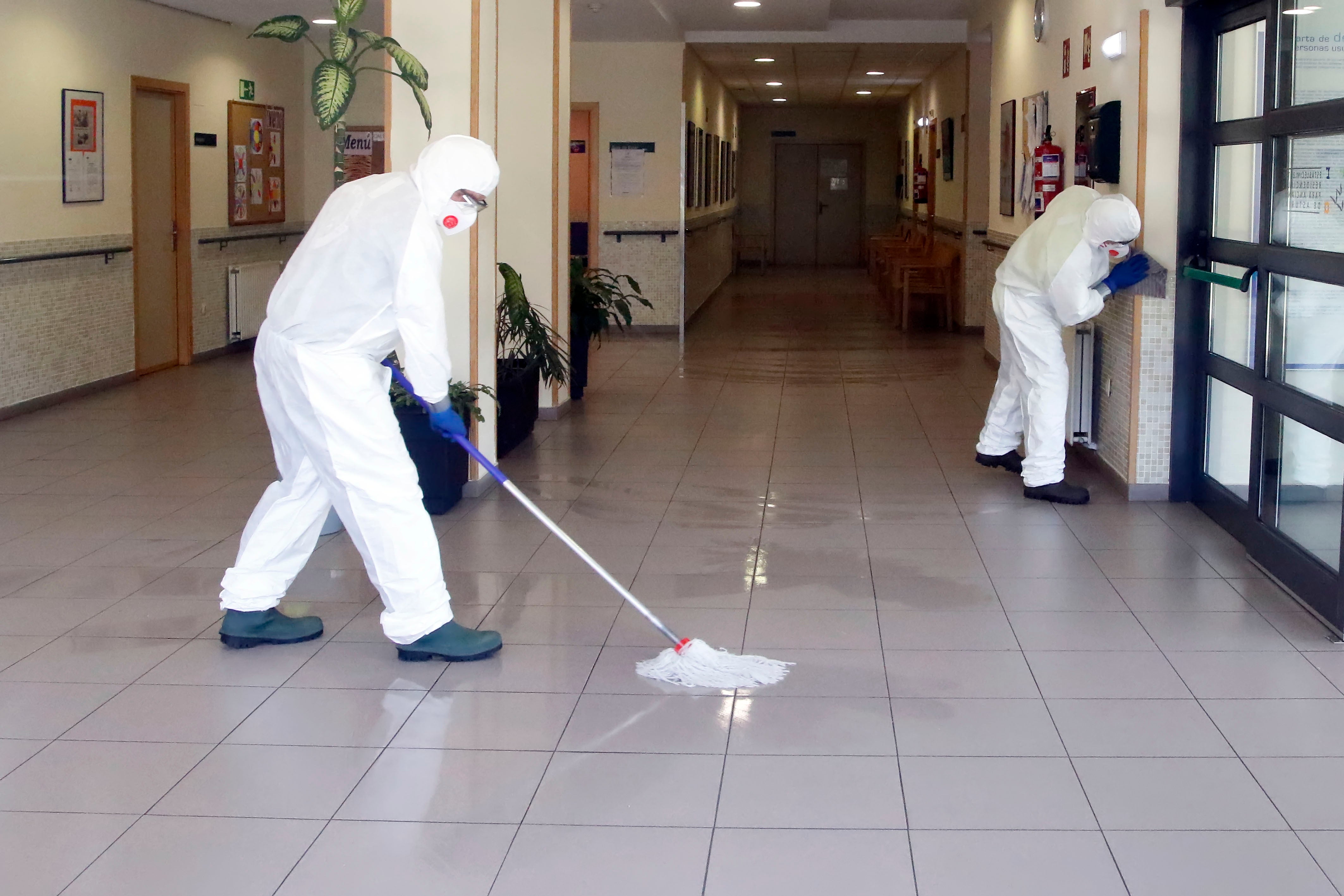 27 de marzo. Gijón | Labores de desinfección en la residencia Clara Ferrer. 