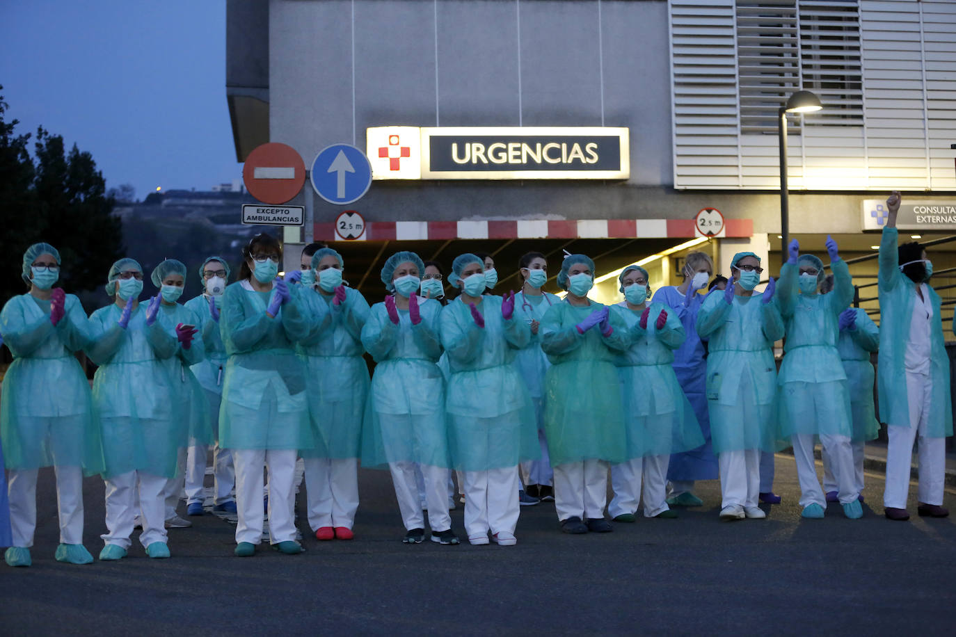28 de marzo. Gijón | Aplausos en el Hospital de Cabueñes. 