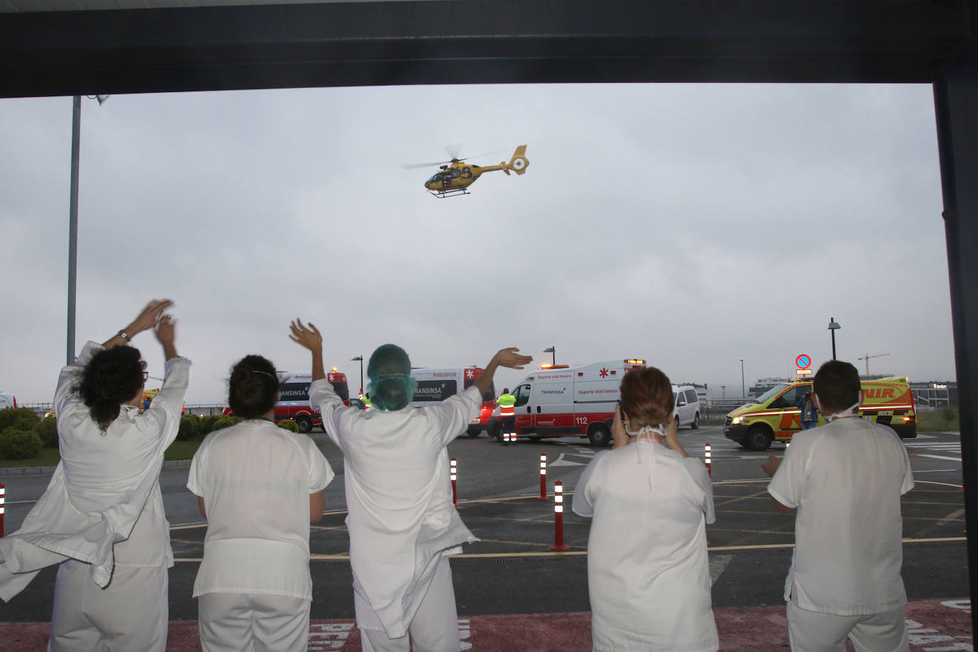 29 de marzo. Oviedo | Aplausos entre los sanitarios. 