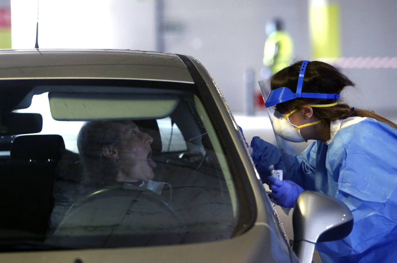 30 de marzo. Oviedo | Recogida de muestras a sanitarios del HUCA en el hospital de campaña instalado por los militares de la UME en el parking para detectar positivos por coronavirus. 