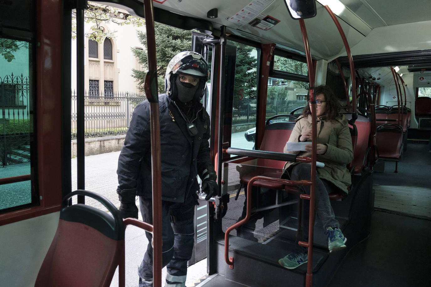 31 de marzo. Gijón | La Policía efectúa controles en los autobuses urbanos debido a las restricciones de movilidad establecidas durante el estado de alarma. 