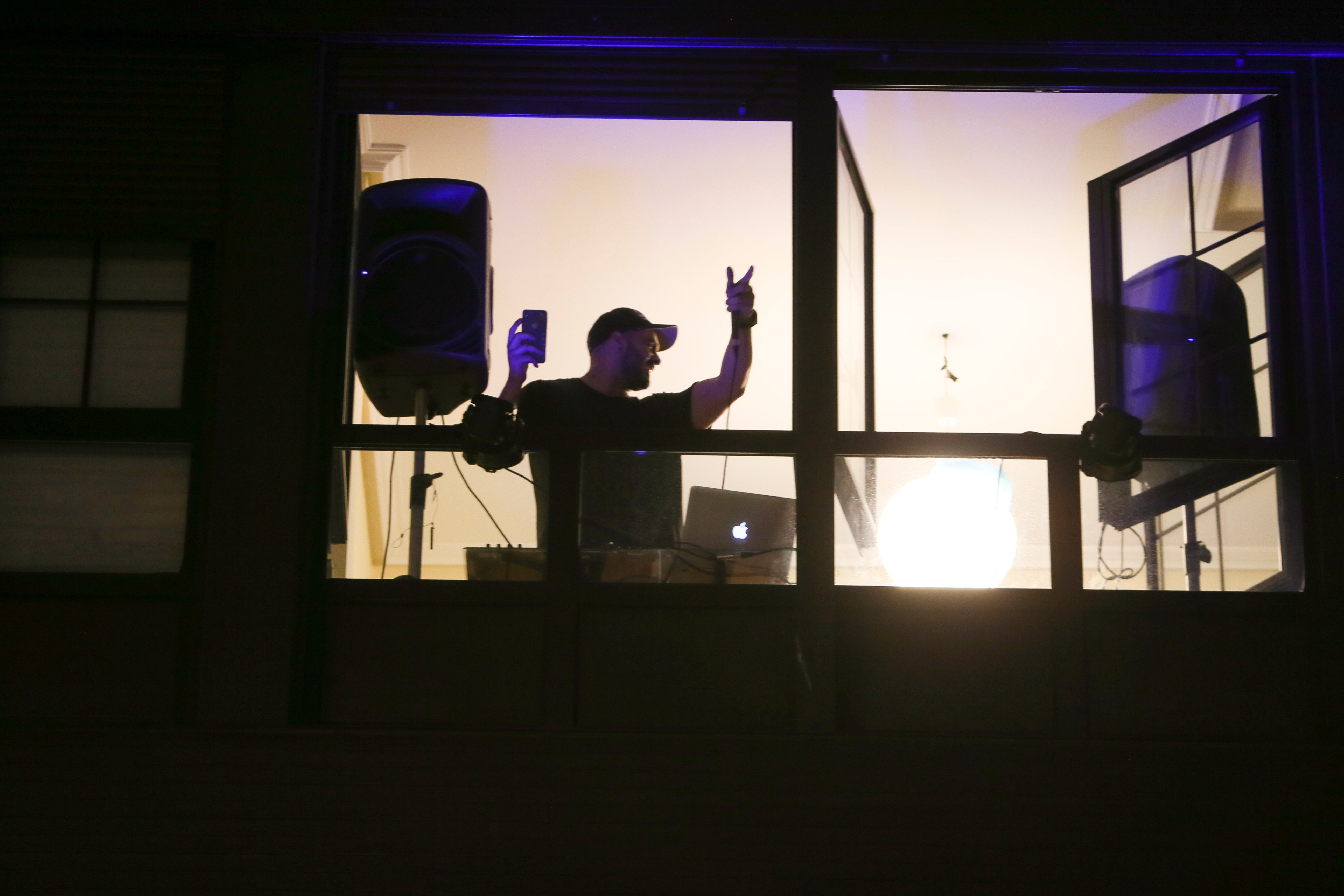 01 de abril. Pola de Siero | DJ Laruelo ameniza el confinamiento a los vecinos de la calle Celleruelo de Pola de Siero. 