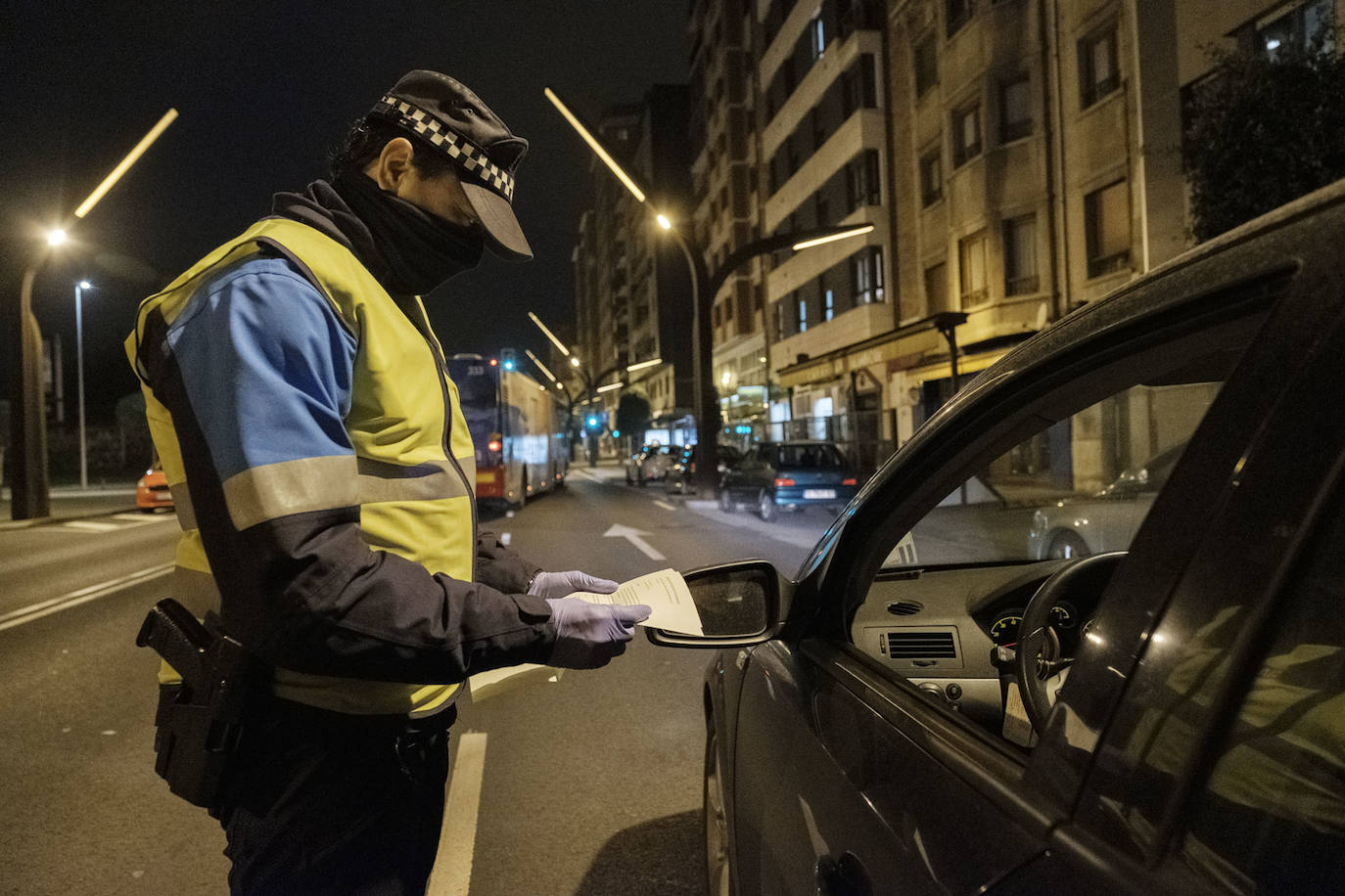 02 de abril. Gijón | Control policial en la avenida de la Constitucion.