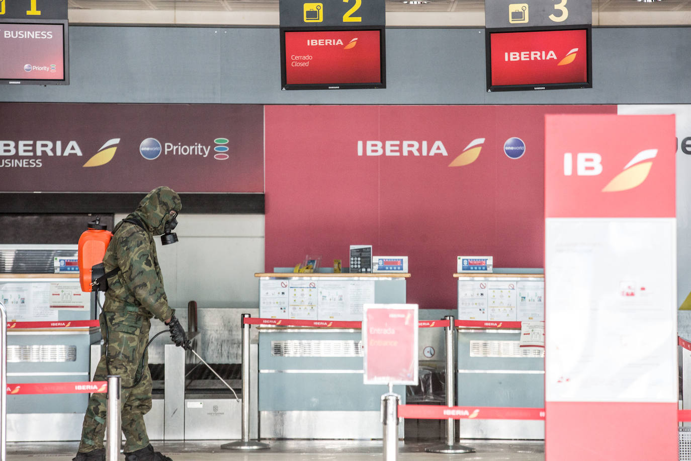 03 de abril. Aeropuerto de Asturias | Militares del acuartelamiento Cabo Noval trabajan en la desinfección del aeropuerto de Asturias. 