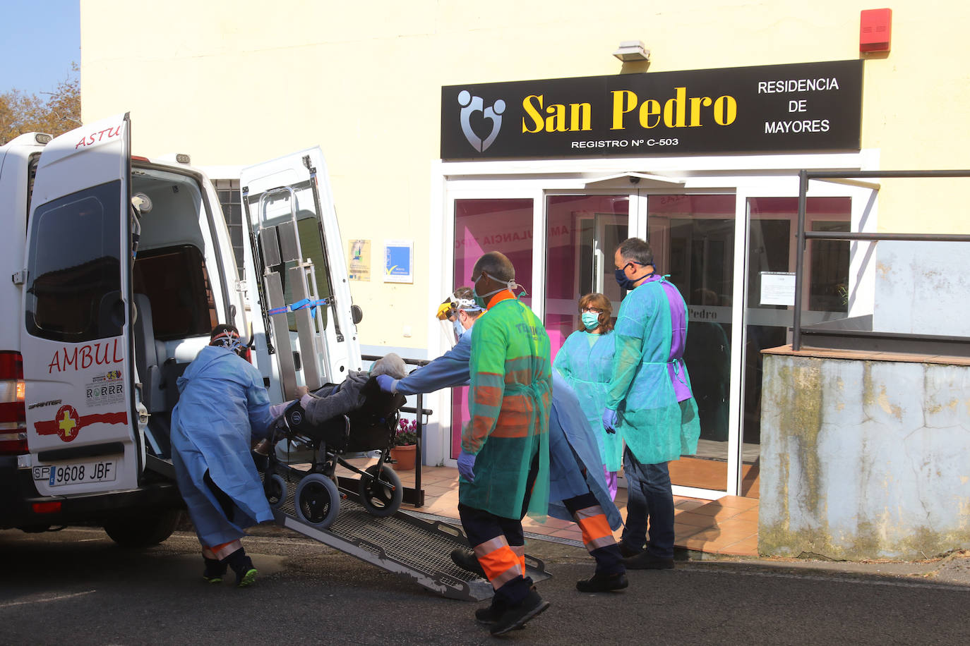 03 de abril. Oviedo | Once residentes del geriátrico de Mallecina fueron trasladados al centro de atención en Barros tras contagiarse los usuarios y la mayor parte de un personal entregado a su cuidado. 