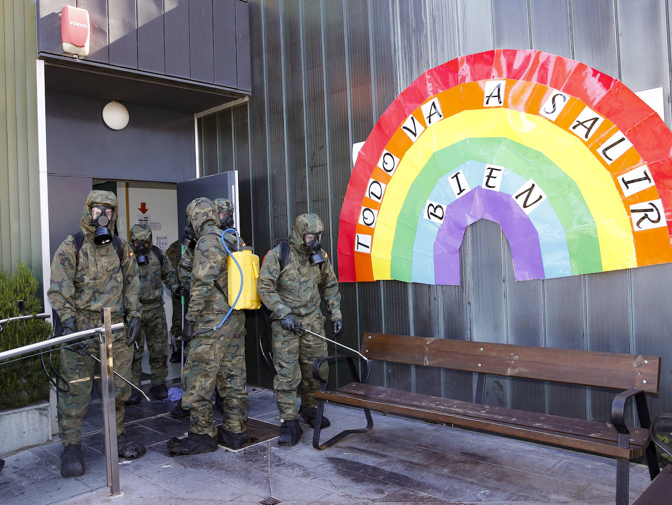 04 de abril. Gijón | Militares trabajan en la desinfección del centro de ADANSI