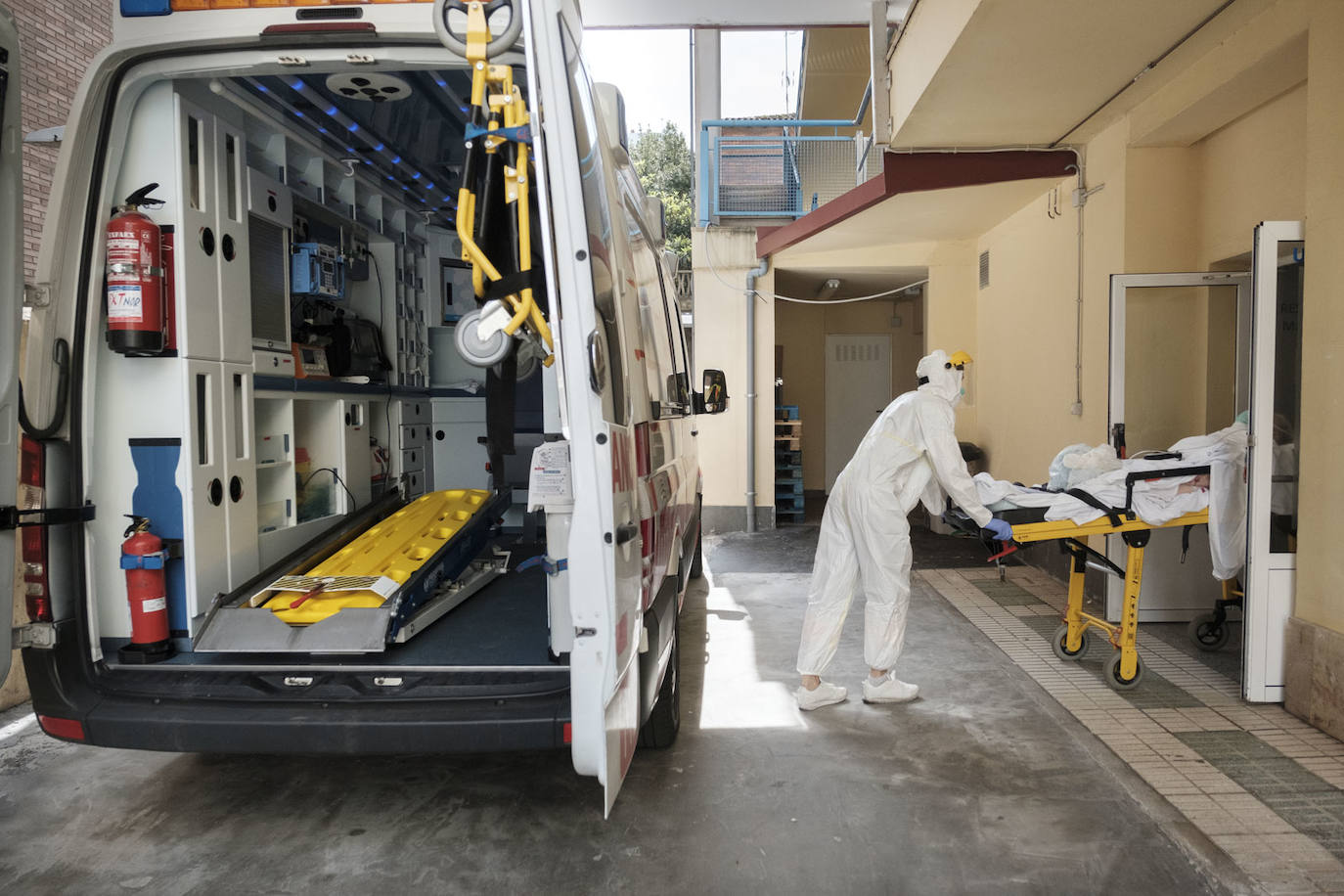 09 de abril. Gijón | Traslado de un paciente del Hospital de Cabueñes al Begoña. 