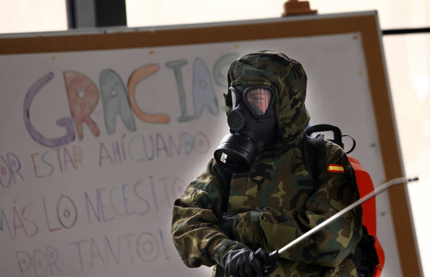 13 de abril. Oviedo | Miembros del regimiento de infantería Príncipe 3 de Cabo Noval desinfectaron y limpiaron el centro geriátrico de Ovida.