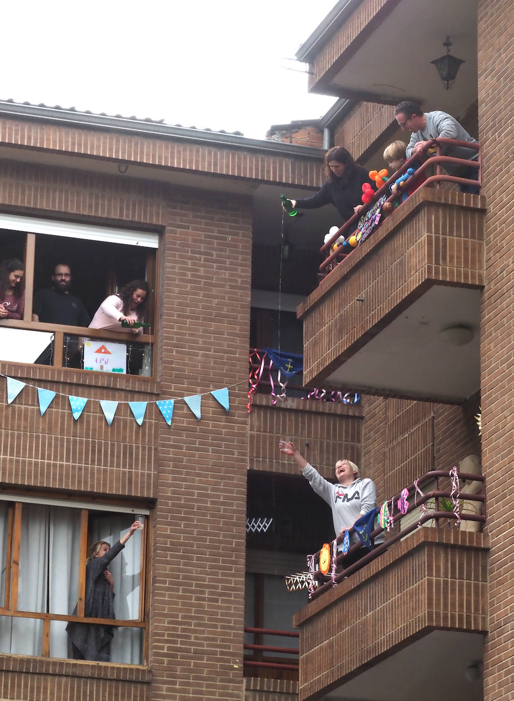 17 de abril. Gijón | Gijón se llenó de colorido y de botellas de sidra en las ventanas, una reivindicación de la folixa y el escanciado durante el confinamiento a la que se sumaron numerosos rostros famosos. 