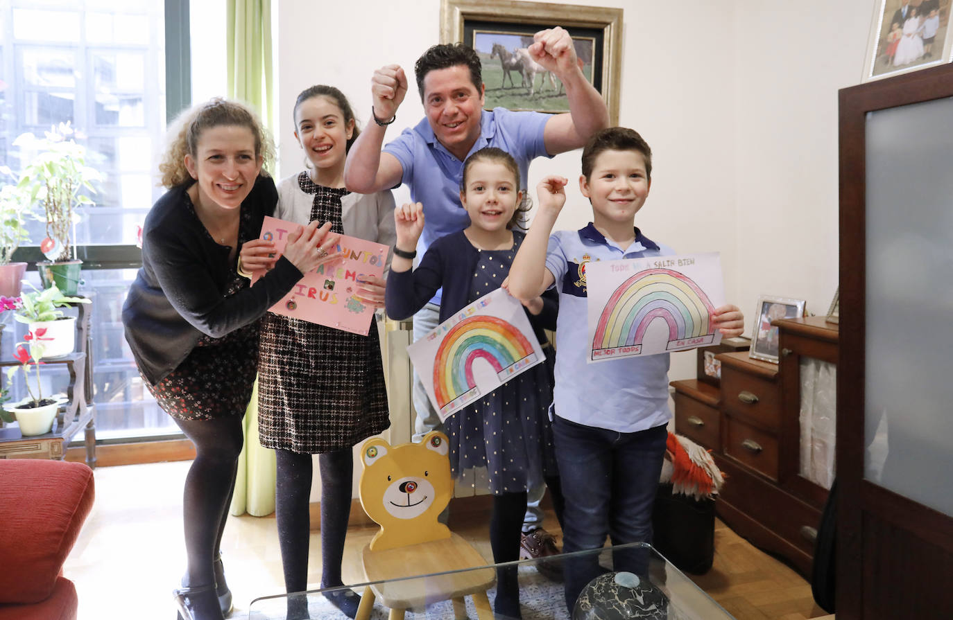 19 de abril. Gijón | Carmen Bañuelos y Alfonso de Lucas, con sus tres hijos, muestran los mensajes de ánimo que han realizado durante el confinamiento