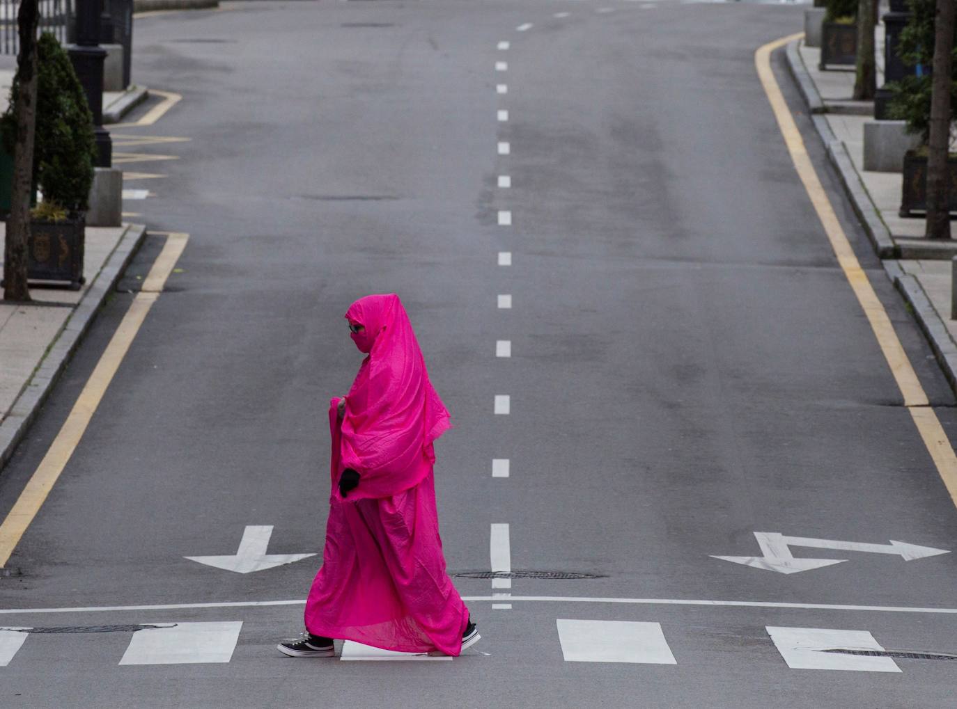 19 de abril. Oviedo | Una mujer camina por la avenida de Pumarín de Oviedo durante el trigésimo sexto día de confinamiento decretado para frenar el avance del coronavirus. 